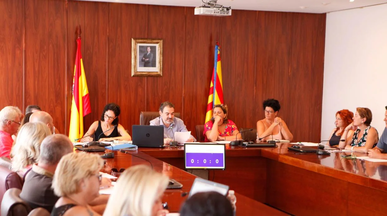 El alcalde de Alfaz del Pi y el resto de la Corporación durante una sesión plenaria