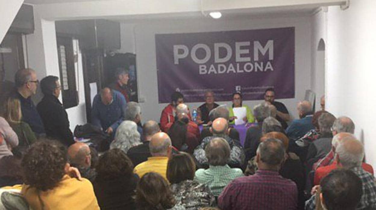 Imagen de la asamblea de Podem en Badalona