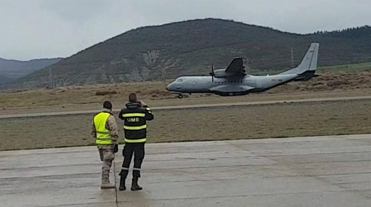 Momento en el que el avión tocó pista y empezó su accidentado aterrizaje en el aeródromo de Jaca