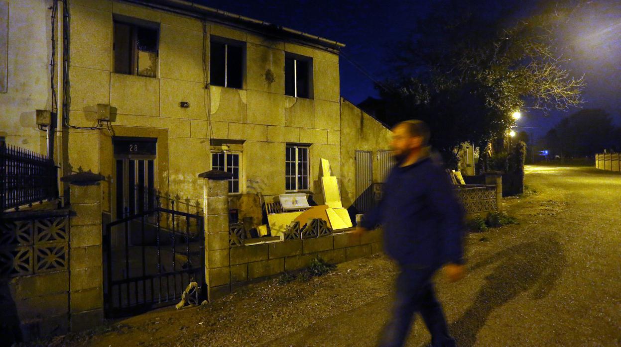 Al fondo una de las viviendas okupadas en el barrio lucense de As Gándaras