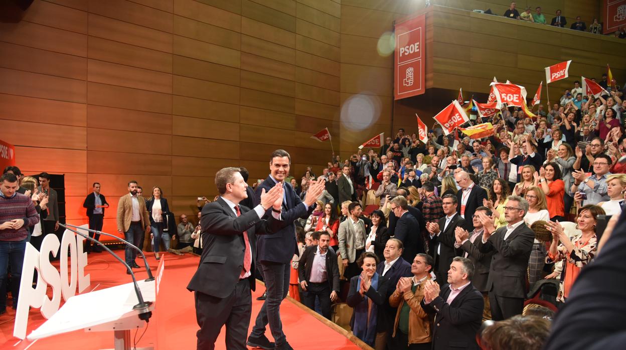 Page y Sánchez suben al escenario del Palacio de Congresos de Toledo, tan abarrotado que se ha quedado gente fuera
