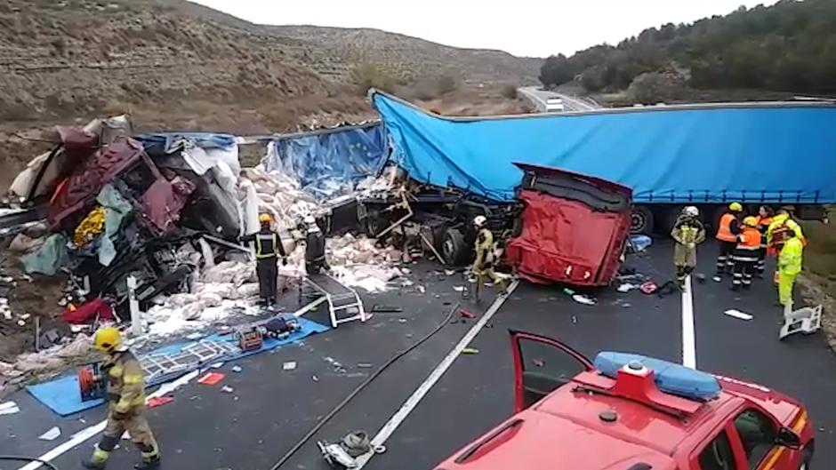 Dos muertos en un brutal choque de dos camiones en la N-II en Peñalba (Huesca)