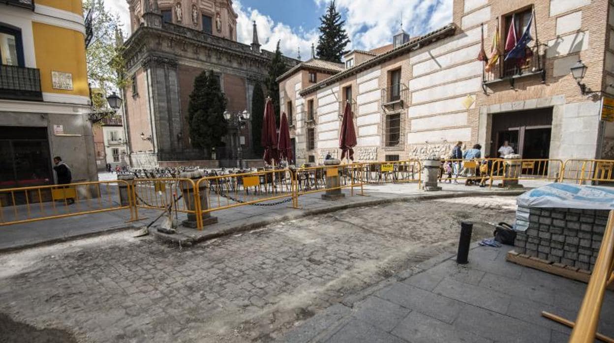 La plaza del Humilladero, en La Latina, ayer, donde las obras han dejado al descubierto el antiguo pavimento