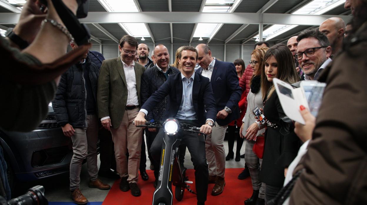 Pablo Casado y Alfonso Fernández Mañueco visitaron la Feria Raíces en Zamora