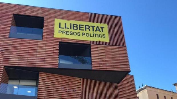 La JEC ordena quitar un cartel por los presos políticos de la Escola Massana de Barcelona