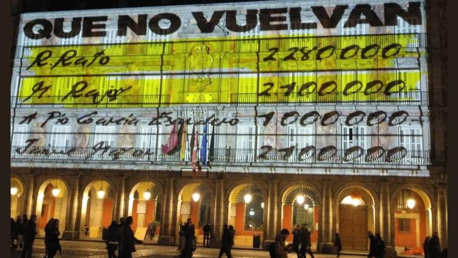 Podemos proyecta un vídeo con los papeles de Bárcenas en la Plaza Mayor para frenar el voto al PP