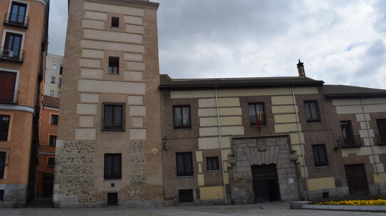 Fachada de la Torre y la Casa de los Lujanes, en la Plaza de la Villa