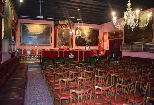 Salón de actos presidido por el retrato de Carlos III de Mengs