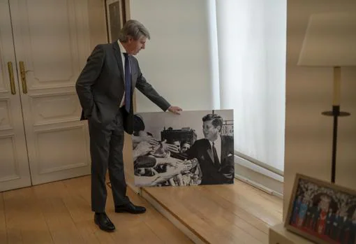 Garrido sostiene un cuadro de Kennedy en su despacho
