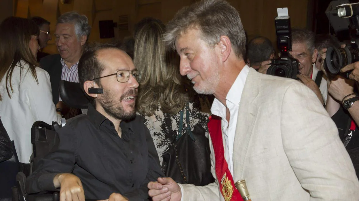 Pedro Santisteve, junto al dirigente de Podemos Pablo Echenique, el día que fue investido alcalde