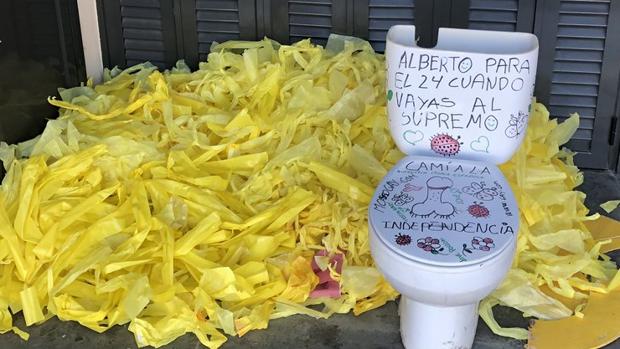 Colocan cientos de lazos amarillos y un váter en la vivienda de un mosso que declarará en el Supremo