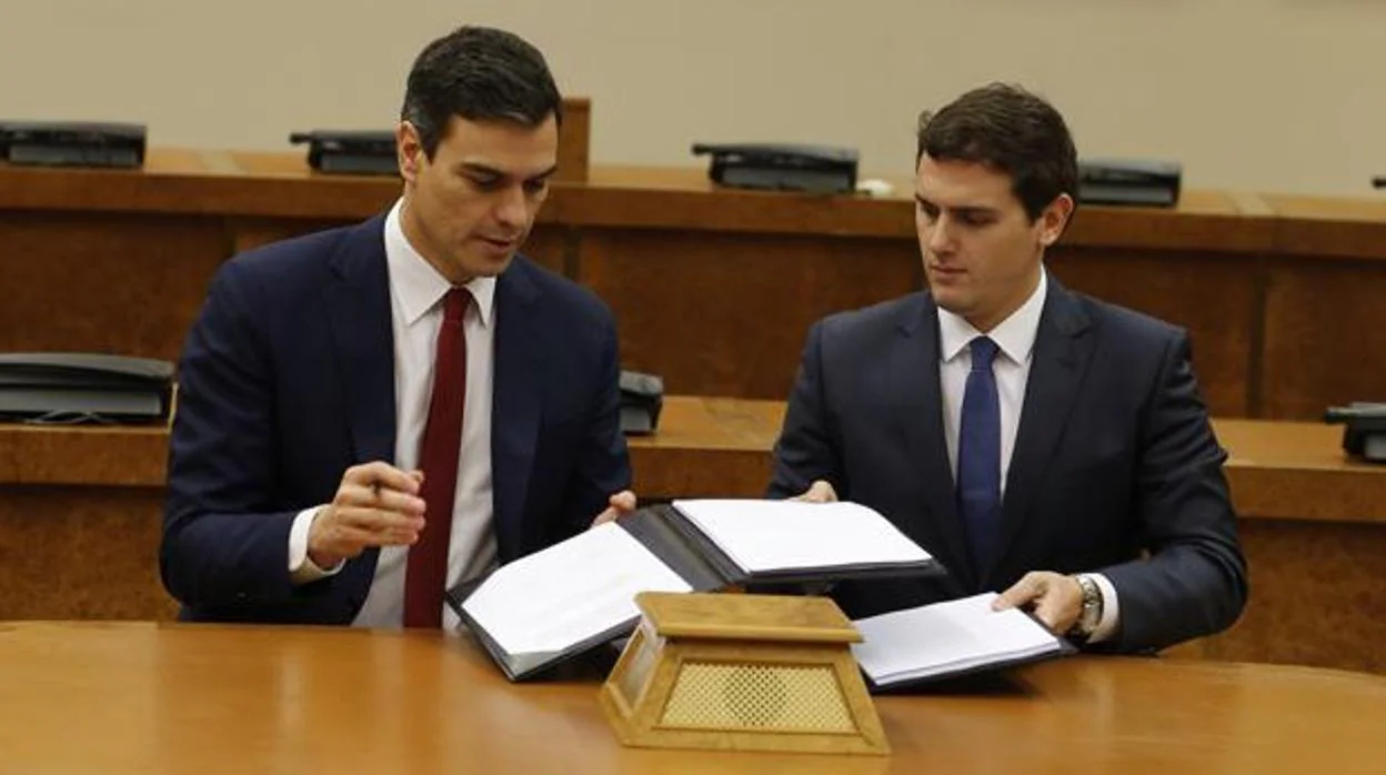 Sánchez y Rivera, firmando el acuerdo de la investidura fallida en febrero de 2016