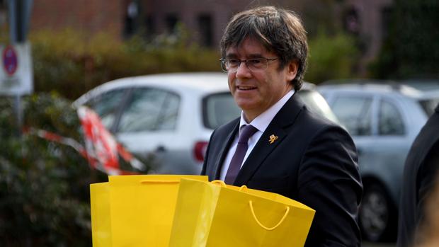 Carles Puigdemont asegura que han ofrecido 100.000 euros por secuestrarlo y pide amparo al Parlament