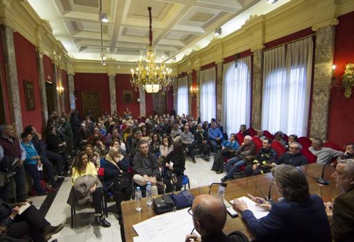 Reunión de afectados, ayer, con responsables del Ayuntamiento en la Junta Municipal