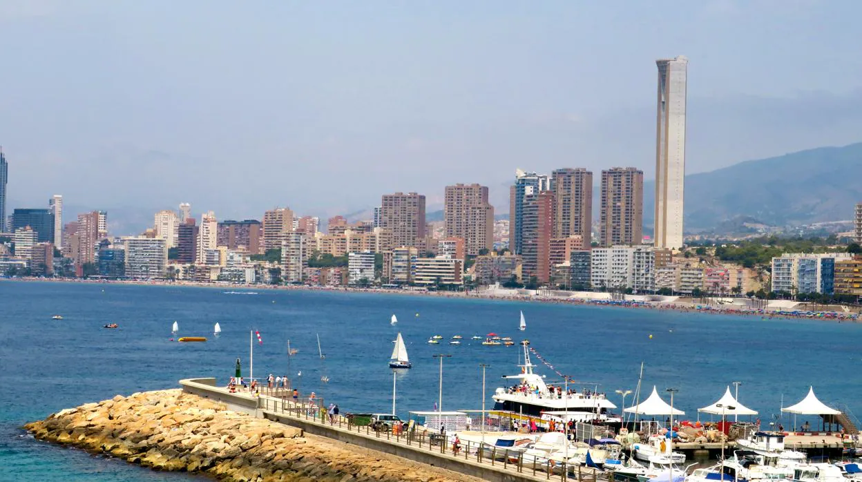 Se masturba ante un menor en la playa y alega en el juicio que el niño se  entrometió en su intimidad