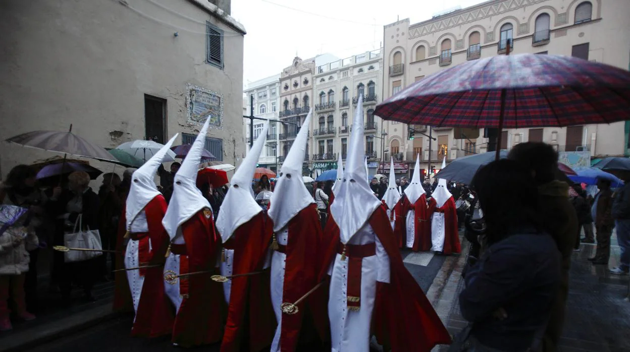 Imagen de archivo de una procesión de la Semana Santa en Valencia bajo la lluvia