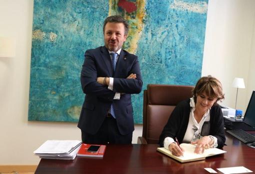 Ángel José Cervantes y Dolores Delgado, durante la visita al Colegio de Abogados de Toledo