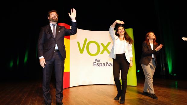 Manolo Escobar, Cecilia y José Manuel Soto para animar un mitin de Vox en Ávila