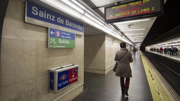 Dos jóvenes abusan de una chica en un baño durante una fiesta en una casa