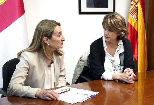 Carmen Martín y Dolores Delgado, durante la visita al Instituto de Medicina Legal de Toledo