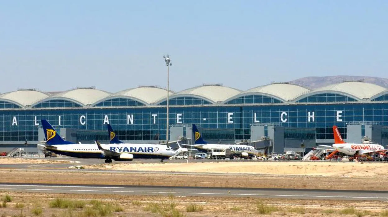 El aeropuerto de Alicante-Elche, donde han sido desalojados los jugadores de fútbol borrachos