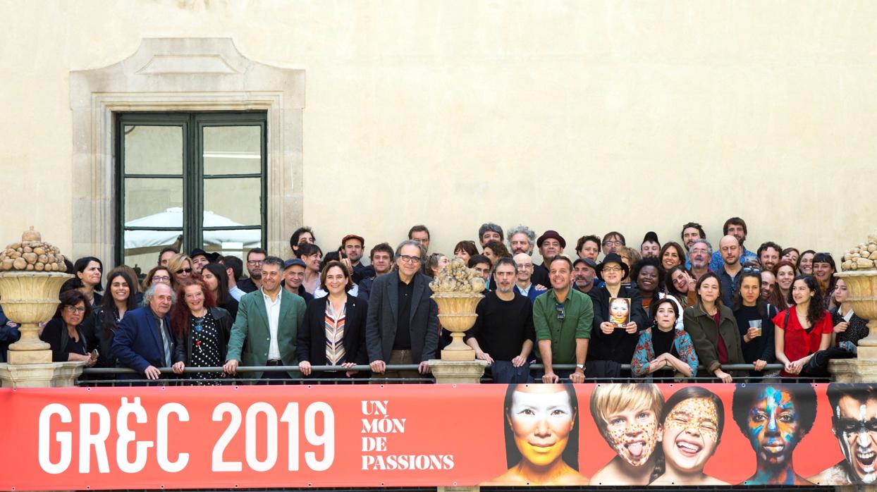 Foto de familia de la presentación del Grec con la alcaldesa, Ada Colau, y algunos de los participantes en el festival