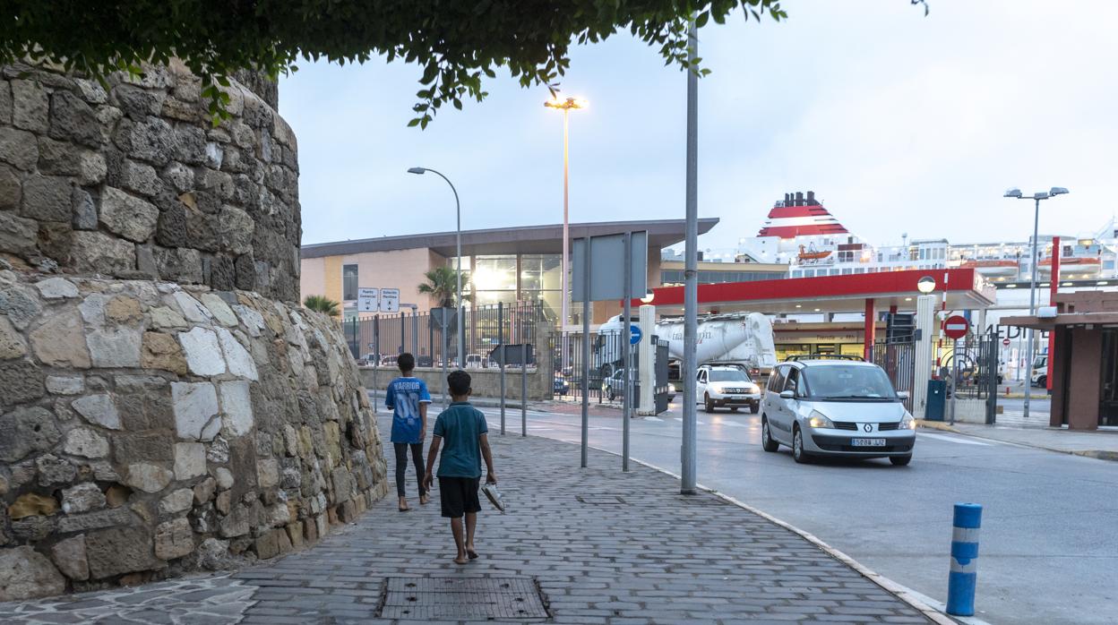 Menas que duermen en los alrededores del puerto de la Ciudad de Melilla