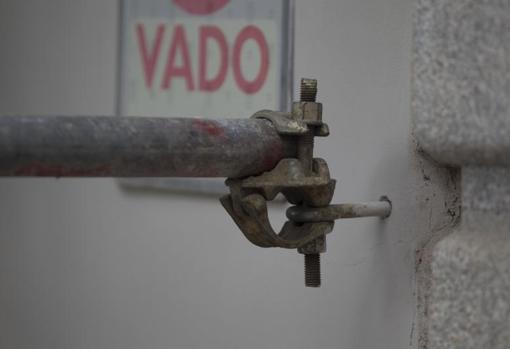 Los andamios anclados en la pared del Palacio del Capricho