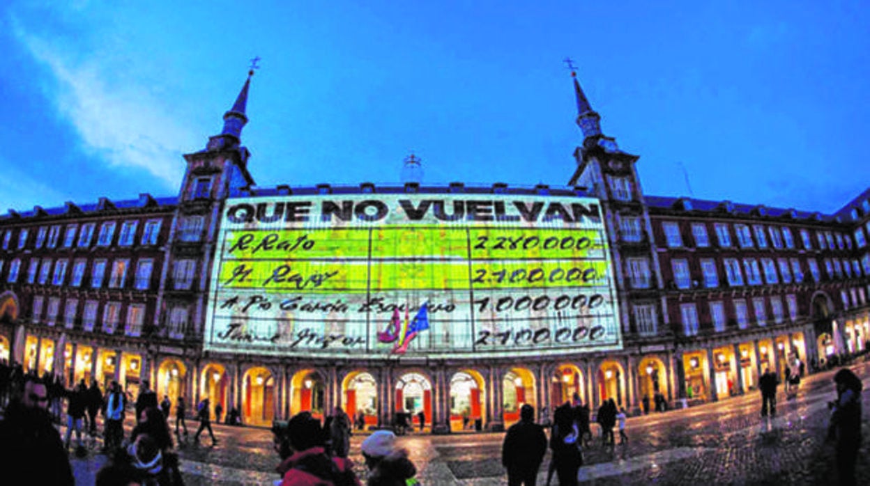 El vídeo que proyectó Podemos en la Casa de la Panadería de la Plaza Mayor antes de que comenzase la campaña electoral