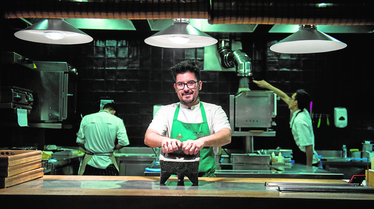 Paco Méndez, en la cocina del Hoja Santa