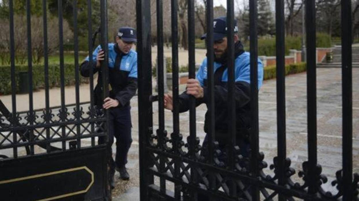 Agentes de Parques de Madrid cerrando el Retiro por fuertes rachas de viente