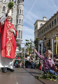 El obispo de León, Julián López, bendice las Palmas durante la procesión