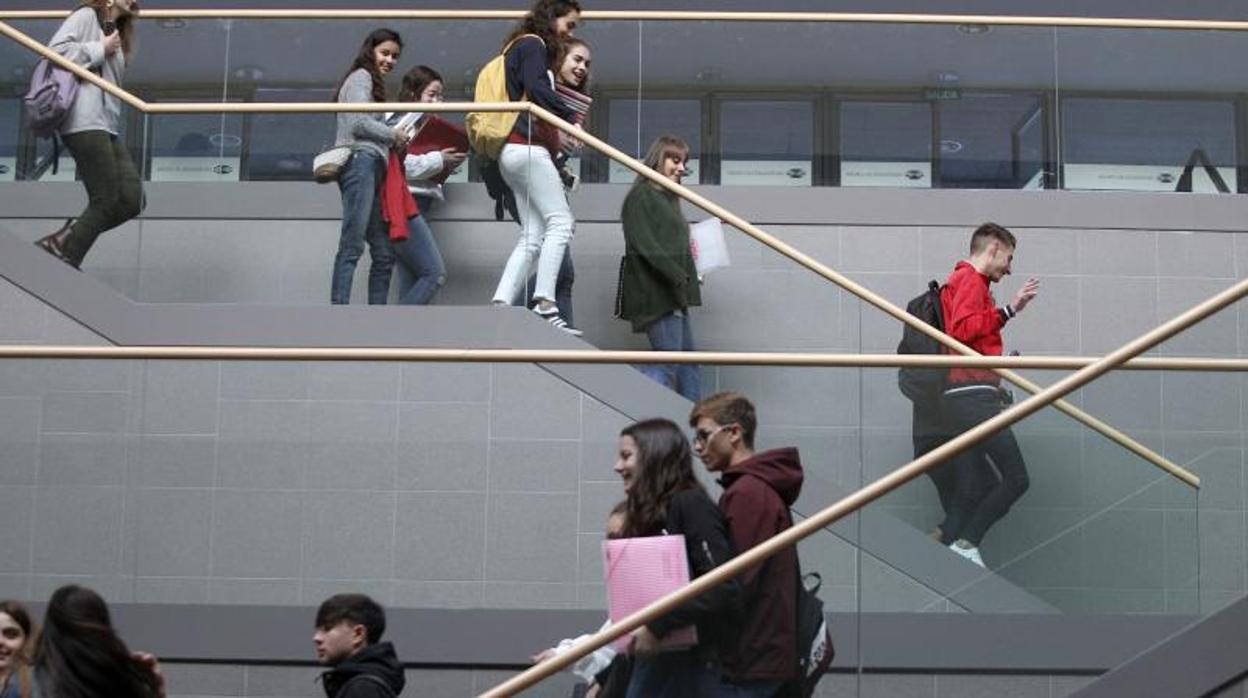 Estudiantes en la Facultad de Economía del campus coruñés