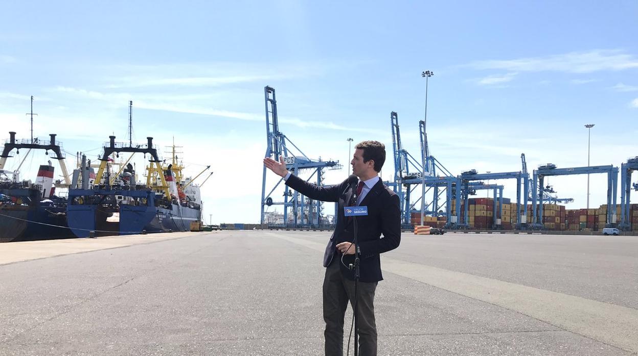 Casado este lunes en el puerto de Las Palmas en una foto del candidato canario al Senado Sergio Ramos en Twitter