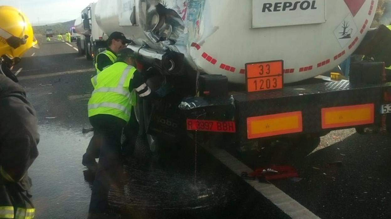 Imagen del camión vertiendo gasoil sobre el asfalto