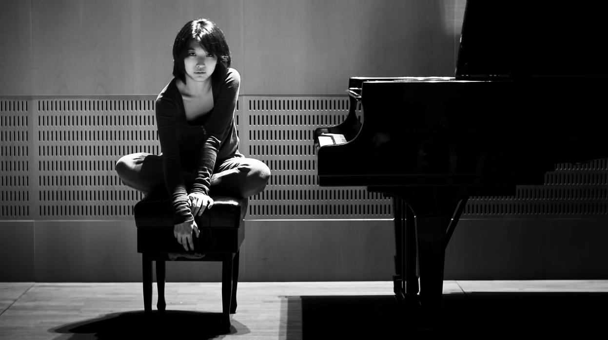 Claire Huangci junto a su piano, sobre el escenario