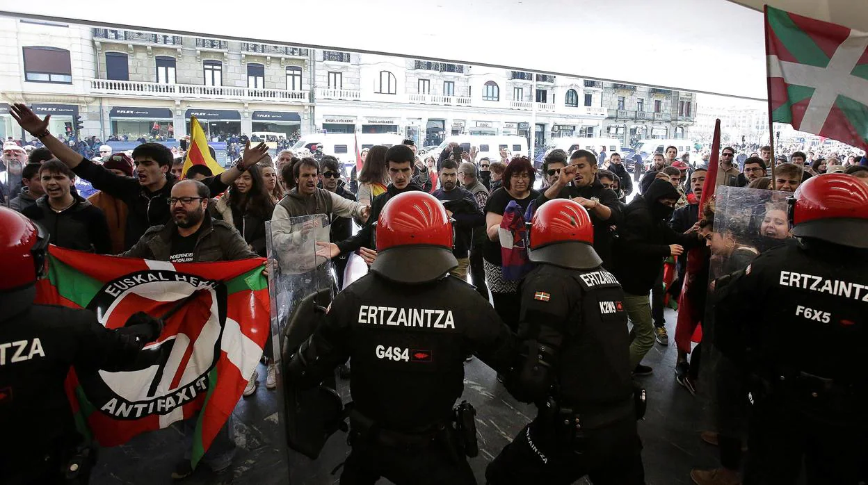 Entrentamientos entre concentrados contra el mitin de Vox en San Sebastián y simpatizantes del partido 13 de abril, San Sebastián