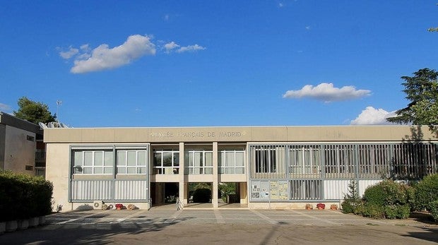 Los compañeros y un profesor evitan el suicidio en plena clase de un estudiante del Liceo Francés