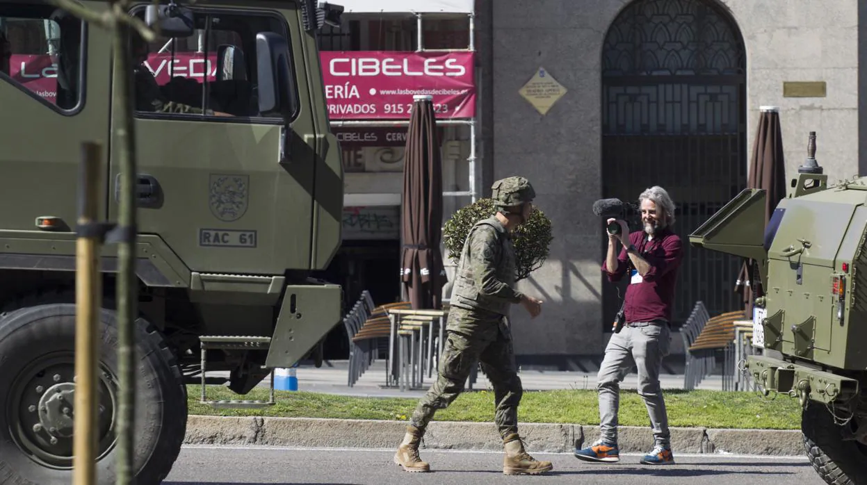 Un cámara graba a un figurante vestido de militar, al paso por Alcalá