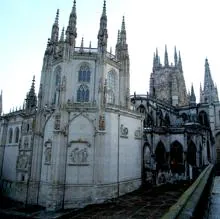 Catedral de Santa María, en Burgos, que comenzó a construirse en 1221, 40 años antes de que se concluyese prácticamente la seo parisina