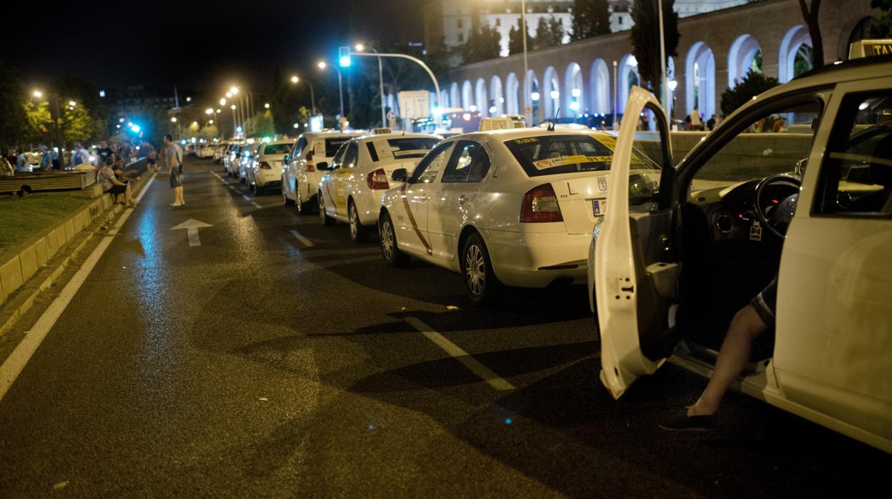 Protesta de taxis en el centro de la capital