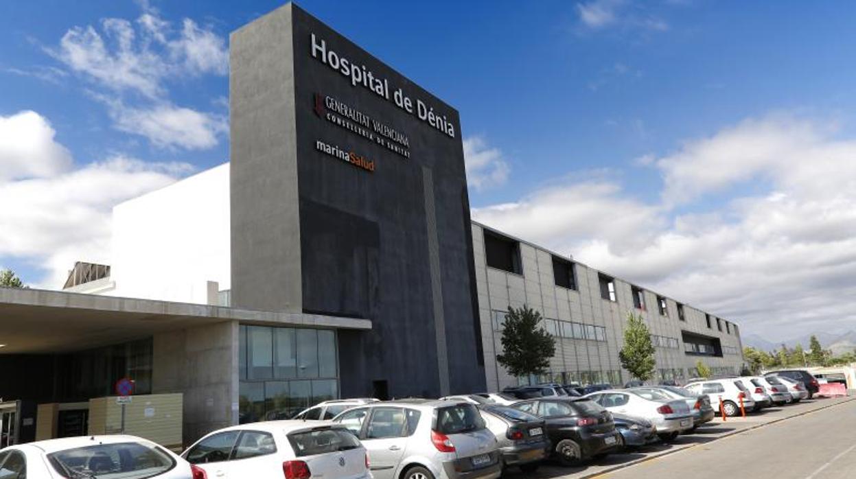 Entrada al hospital de Dénia, de gestión privada y afectado por la reversión a la Sanidad pública