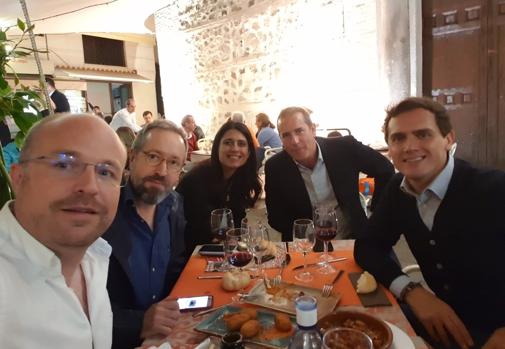 Albert Rivera con compañeros de partido, minutos antes de la procesión