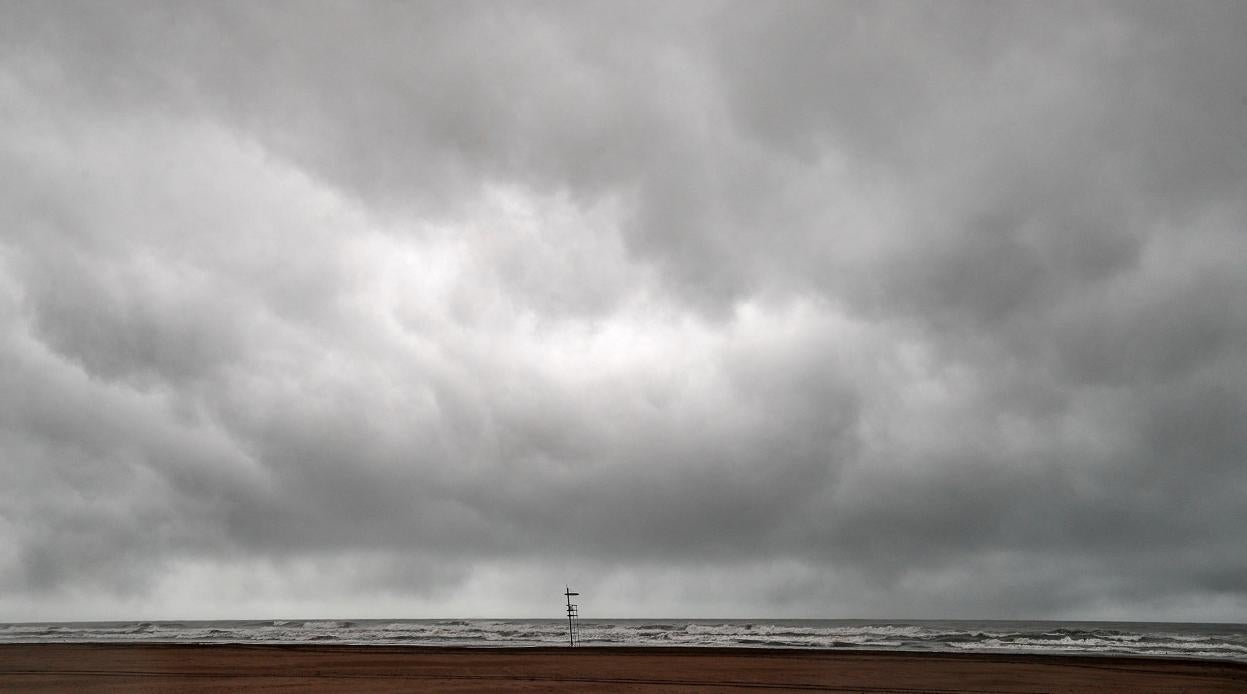 Lluvias en la playa de la Malavarrosa de Valencia