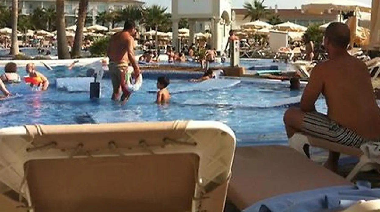 Agrede en Canarias al vigilante de la piscina por impedirle el uso de hamacas