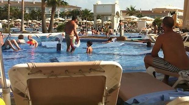 Agrede en Canarias al vigilante de la piscina por impedirle el uso de hamacas