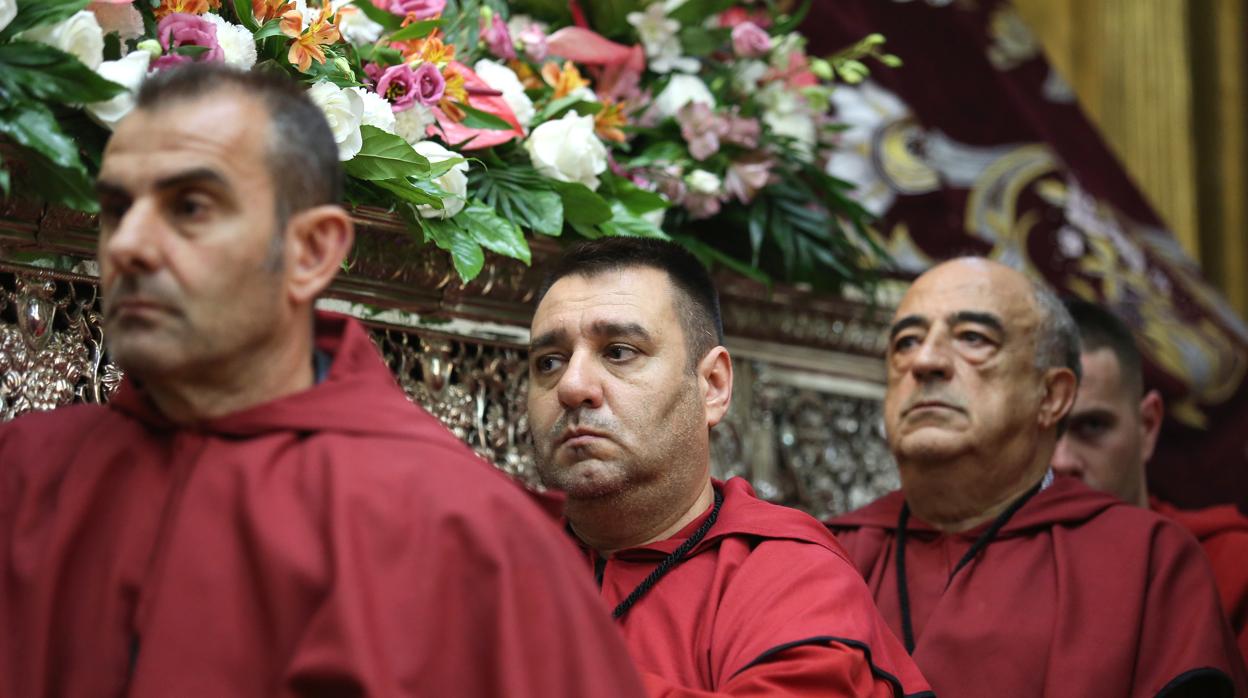 Caras de tristeza en la iglesia de Santa Leocadia, cuya procesión no pudo salir por culpa de la lluvia