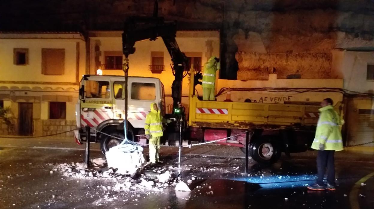 Las Brigadas de Albacete limpiaron las rocas caídas en Alcalá del Júcar