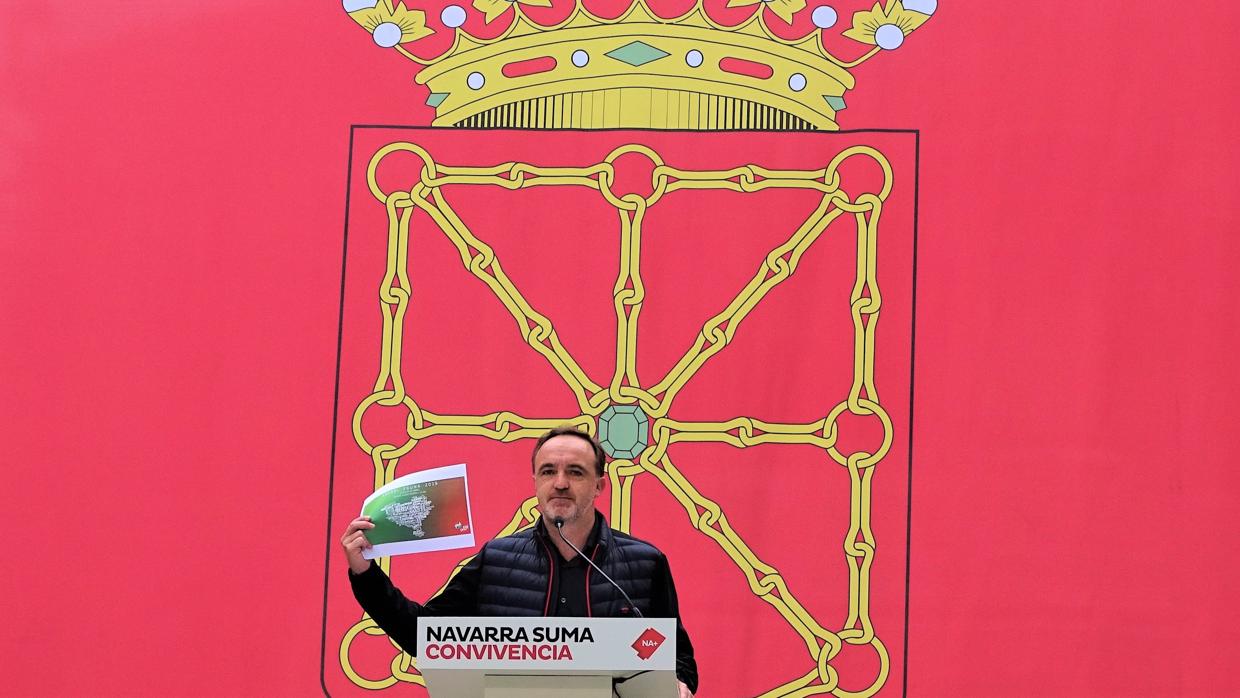 Javier Españza (Navarra Suma) con la bandera de Navarra detrás