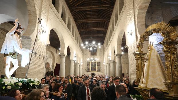 El Resucitado y la Virgen de la Alegría, encuentro bajo techo por la lluvia en San Andrés